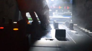 DJ iplik, karıştırma ve tırmalamak dj elinde bir gece kulübünde dj's güverte, strobe ışıklar ve sis, seçici odak çeşitli parça denetimlere tweak, yakın çekim. DJ müzik kulübü hayat kavramı