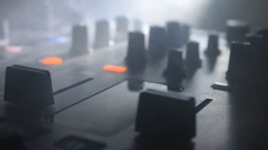 DJ iplik, karıştırma ve tırmalamak dj elinde bir gece kulübünde dj's güverte, strobe ışıklar ve sis, seçici odak çeşitli parça denetimlere tweak, yakın çekim. DJ müzik kulübü hayat kavramı