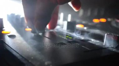 DJ iplik, karıştırma ve tırmalamak dj elinde bir gece kulübünde dj's güverte, strobe ışıklar ve sis, seçici odak çeşitli parça denetimlere tweak, yakın çekim. DJ müzik kulübü hayat kavramı