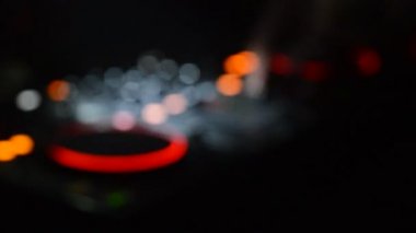 DJ iplik, karıştırma ve tırmalamak dj elinde bir gece kulübünde dj's güverte, strobe ışıklar ve sis, seçici odak çeşitli parça denetimlere tweak, yakın çekim. DJ müzik kulübü hayat kavramı