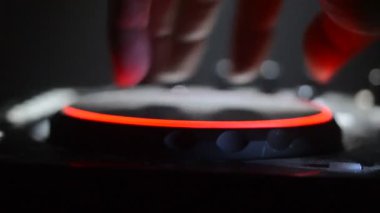 DJ iplik, karıştırma ve tırmalamak dj elinde bir gece kulübünde dj's güverte, strobe ışıklar ve sis, seçici odak çeşitli parça denetimlere tweak, yakın çekim. DJ müzik kulübü hayat kavramı