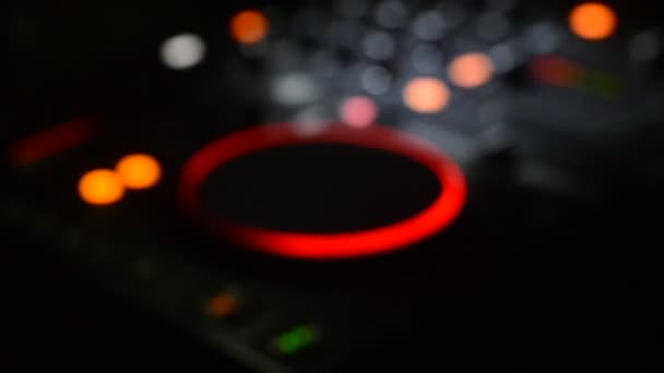 DJ Spinning, Mixing, e Scratching in a Night Club, Mãos de dj ajustar vários controles de pista no deck do dj, luzes estroboscópicas e nevoeiro, foco seletivo, close up. Dj Música conceito de vida clube — Vídeo de Stock