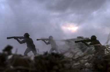 Savaş kavramı. Askeri siluetleri ve tank savaş sis sahnede mücadele Dünya Savaşı askerler siluetleri aşağıda bulutlu manzarası, Dusk veya Dawn arka gökyüzü. Saldırı sahne