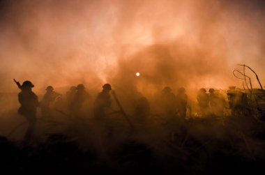 Savaş kavramı. Askeri siluetleri ve tank savaş sis sahnede mücadele Dünya Savaşı askerler siluetleri aşağıda bulutlu manzarası, Dusk veya Dawn arka gökyüzü. Saldırı sahne