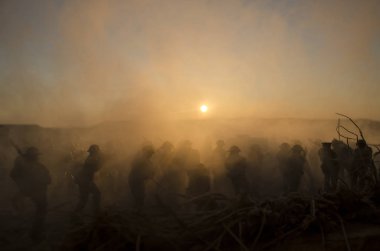 Savaş kavramı. Askeri siluetleri ve tank savaş sis sahnede mücadele Dünya Savaşı askerler siluetleri aşağıda bulutlu manzarası, Dusk veya Dawn arka gökyüzü. Saldırı sahne