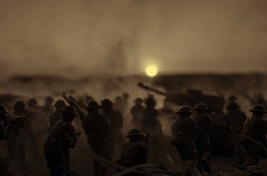 Savaş kavramı. Askeri siluetleri ve tank savaş sis sahnede mücadele Dünya Savaşı askerler siluetleri aşağıda bulutlu manzarası, Dusk veya Dawn arka gökyüzü. Saldırı sahne