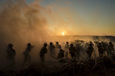 Savaş kavramı. Askeri siluetleri ve tank savaş sis sahnede mücadele Dünya Savaşı askerler siluetleri aşağıda bulutlu manzarası, Dusk veya Dawn arka gökyüzü. Saldırı sahne