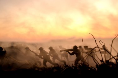 Savaş kavramı. Askeri siluetleri ve tank savaş sis sahnede mücadele Dünya Savaşı askerler siluetleri aşağıda bulutlu manzarası, Dusk veya Dawn arka gökyüzü. Saldırı sahne
