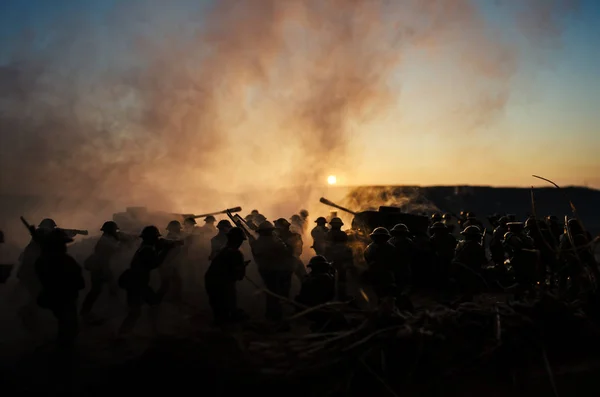 Concept van de oorlog. Militaire silhouetten en tanks vechten scène op oorlog mist hemel achtergrond, Wereldoorlog soldaten silhouetten onder bewolkte Skyline At Dusk of Dawn. Aanval scène — Stockfoto