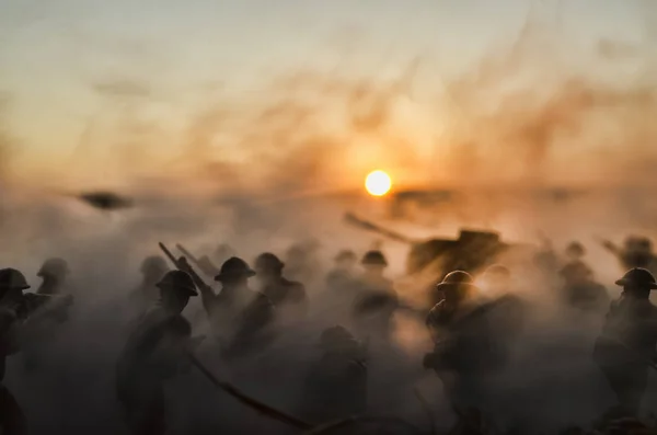 Koncept války. Vojenské siluety a tanky, bojové scény v mlze války obloha pozadí, světové válce vojáci siluety pod zataženo Panorama za soumraku nebo svítání. Útoku scéna — Stock fotografie