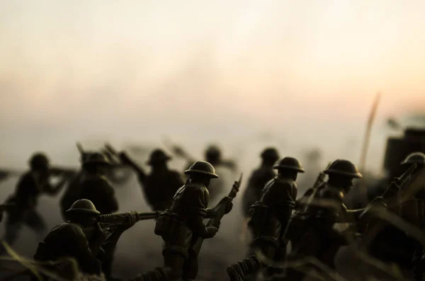 Concept van de oorlog. Militaire silhouetten en tanks vechten scène op oorlog mist hemel achtergrond, Wereldoorlog soldaten silhouetten onder bewolkte Skyline At Dusk of Dawn. Aanval scène — Stockfoto
