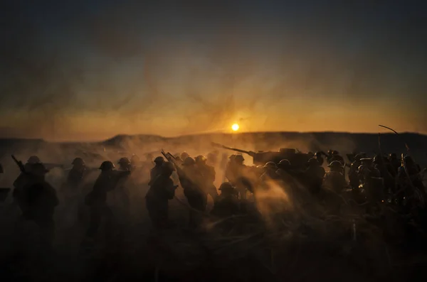 Conceito de Guerra. Silhuetas militares e tanques que lutam cena no fundo do céu nevoeiro de guerra, soldados da guerra mundial Silhuetas Abaixo do horizonte nublado Ao anoitecer ou ao amanhecer. Cena de ataque — Fotografia de Stock