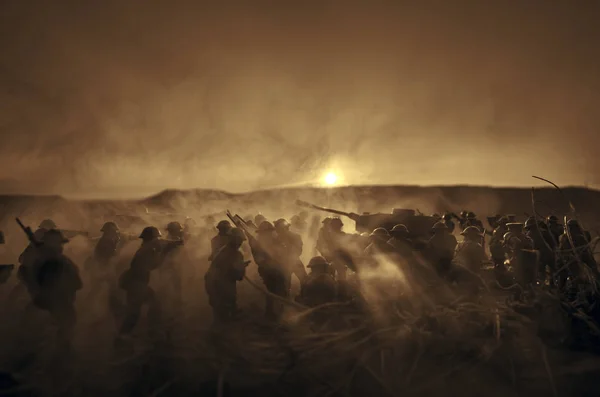 戦争の概念。軍事のシルエットとタンク戦争の霧のシーンをかけて戦う背景、世界大戦の兵士のシルエットの下曇りスカイラインで夕暮れや明け方の空します。攻撃シーン — ストック写真
