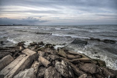 Sunset Beach kayalar ve fırtınalı dalgalar, Hazar Denizi Abşeron, Azerbaycan, güzel deniz manzarası deniz sahilinde