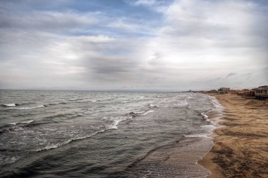 Sunset Beach kayalar ve fırtınalı dalgalar, Hazar Denizi Abşeron, Azerbaycan Novkhani, güzel deniz manzarası deniz sahilinde