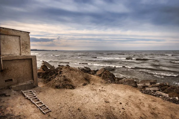 Bela paisagem surreal de casa abandonada e escada na costa rochosa ao pôr-do-sol. Tempo nublado. Mar Cáspio, Azerbaijão , — Fotografia de Stock