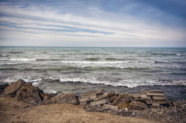 Puesta de sol en la orilla del mar de una playa con rocas y olas tormentosas, hermoso paisaje marino en el mar Caspio Absheron, Azerbaiyán Novkhani —  Fotos de Stock