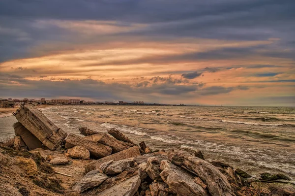 Закат на морском берегу пляжа со скалами и бурными волнами, красивый морской пейзаж у Каспийского моря Апшерон, Азербайджан Новхани — стоковое фото