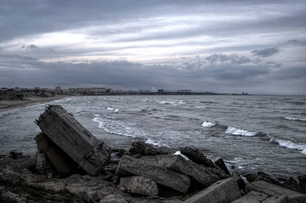 Pôr do sol na costa do mar de uma praia com rochas e ondas tempestuosas, bela paisagem marinha no mar Cáspio Absheron, Azerbaijão Novkhani — Fotografia de Stock
