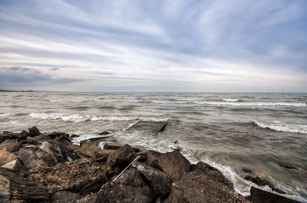 Puesta de sol en la orilla del mar de una playa con rocas y olas tormentosas, hermoso paisaje marino en el mar Caspio Absheron, Azerbaiyán Novkhani —  Fotos de Stock