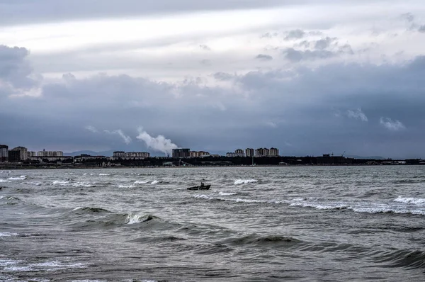 Schöne Bootslandschaft am Strand bei bewölktem Wetter. Oldtimer-Boot in der Küste. Azerbaidschanisches Kaspisches Meer — Stockfoto