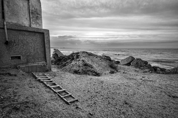 Hermoso paisaje surrealista de casa abandonada y escalera en la costa rocosa al atardecer. Clima nublado. Mar Caspio, Azerbaiyán , —  Fotos de Stock