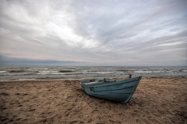 Bela paisagem de Barco na praia em tempo nublado. Barco Vintage no litoral. Azerbaijão Mar Cáspio Novkhani — Fotografia de Stock