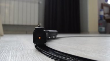 Siste hareket tren. Gecede eski buharlı lokomotif. Demiryolu üzerinde hareketli gece treni. portakal yangın arka plan. Korku mistik sahne