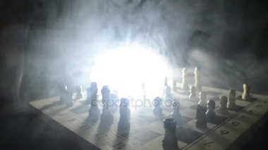 Anti-çevik kuvvet polisi vermek sinyal hazır olmak. Hükümet güç kavramı. Polis satranç tahtası üzerinde. Işık ile karanlık bir arka plan üzerinde duman. Mavi kırmızı yanıp sönen sirenler. Diktatörlük güç