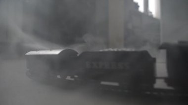 Siste hareket tren. Gecede eski buharlı lokomotif. Demiryolu üzerinde hareketli gece treni. portakal yangın arka plan. Korku mistik sahne