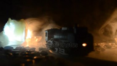Siste hareket tren. Gecede eski buharlı lokomotif. Demiryolu üzerinde hareketli gece treni. portakal yangın arka plan. Korku mistik sahne