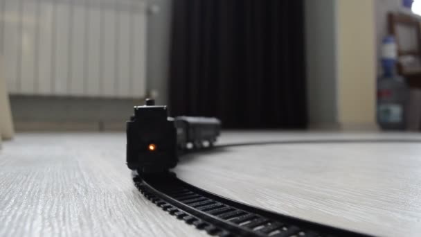 Train dans le brouillard. Ancienne locomotive à vapeur la nuit. Train de nuit circulant sur le chemin de fer. fond de feu orange. Horreur scène mystique — Video