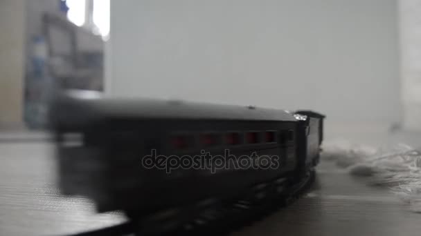 Tren moviéndose en la niebla. Antigua locomotora de vapor en la noche. Tren nocturno en movimiento por ferrocarril. fondo de fuego naranja. Escena mística del horror — Vídeo de stock