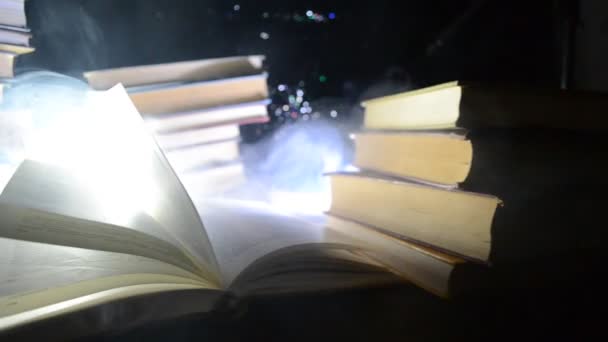 Πολλά παλαιά βιβλία σε μια στοίβα. Έννοια της γνώσης. Βιβλία σε σκούρο φόντο με στοιχεία καπνού. Μαγεμένο βιβλίο στο κέντρο. Glasswatch — Αρχείο Βίντεο