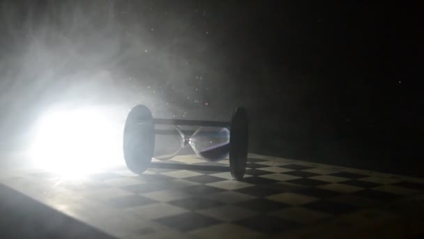 Satranç oyununu kavramı iş fikirleri ve rekabet ve strateji fikirler concep. Satranç figürleri duman ve sis karanlık bir arka plan üzerinde. Seçici odak — Stok video