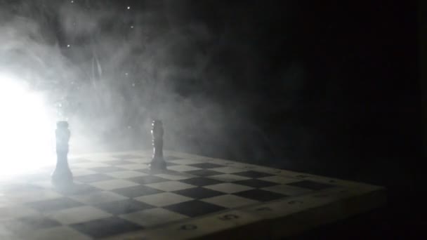 Chess brädspel begreppet affärsidéer och konkurrens och strategi idéer begreppsmässigt. Chess siffror på en mörk bakgrund med rök och dimma. Selektivt fokus — Stockvideo