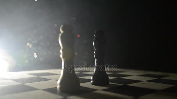 Chess brädspel begreppet affärsidéer och konkurrens och strategi idéer begreppsmässigt. Chess siffror på en mörk bakgrund med rök och dimma. Selektivt fokus — Stockvideo