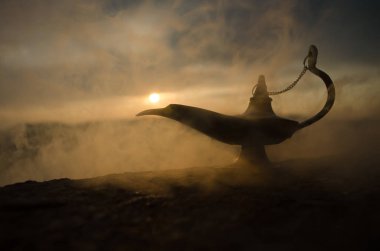 Zanaat Aladdin Arabian nights cin stili yağ lambası yumuşak ışık beyaz duman ile antika. Gün batımı dağ arka plan