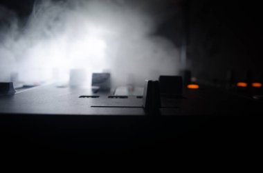 DJ iplik, karıştırma ve tırmalamak dj elinde bir gece kulübünde dj's güverte, strobe ışıklar ve sis, seçici odak çeşitli parça denetimlere tweak, yakın çekim. DJ müzik kulübü hayat