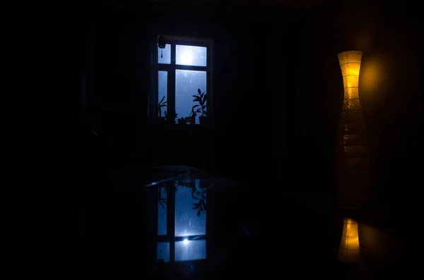 Escena nocturna de luna vista a través de la ventana desde el cuarto oscuro —  Fotos de Stock