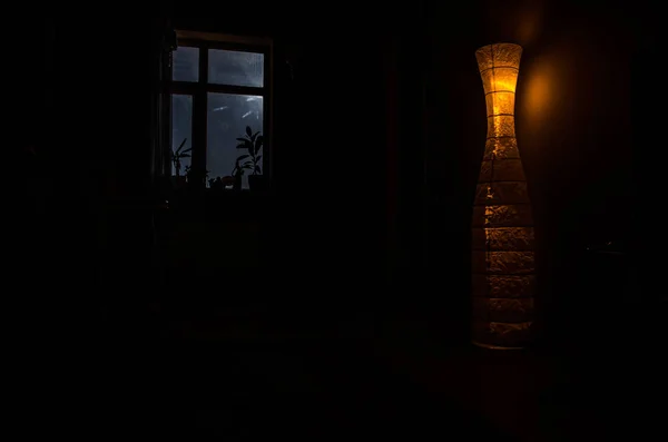 Escena nocturna de luna vista a través de la ventana desde el cuarto oscuro —  Fotos de Stock