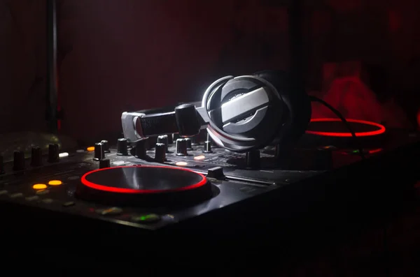 DJ Spinning, Mixing, and Scratching in a Night Club, Hands of dj tweak vari controlli delle tracce sul ponte del DJ, luci stroboscopiche e nebbia, messa a fuoco selettiva, da vicino. Dj Vita del club musicale — Foto Stock