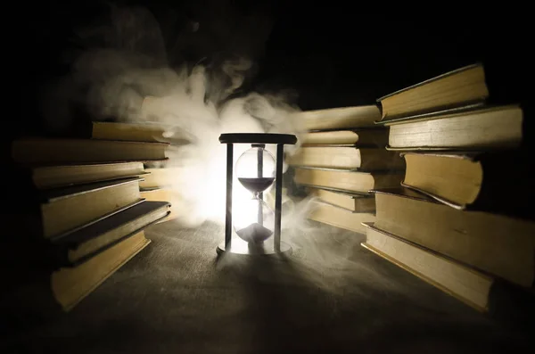 许多老书在堆栈中。知识概念。书在一个黑暗的背景，与烟气元素上。在中心的魔法的书 — 图库照片