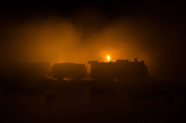 夜の古代の蒸気機関車。夜行列車は鉄道で移動します。オレンジ色の火の背景。ホラー神秘的なシーン — ストック写真