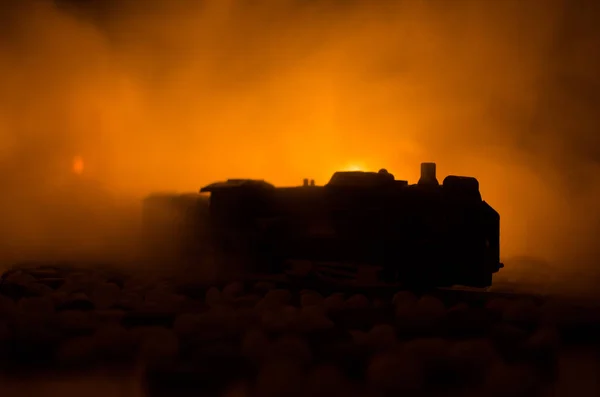 Antiga locomotiva a vapor à noite. Comboio nocturno a mover-se. fundo de fogo laranja. Cena mística de horror — Fotografia de Stock