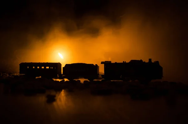 Ancienne locomotive à vapeur la nuit. Train de nuit circulant sur le chemin de fer. fond de feu orange. Horreur scène mystique — Photo