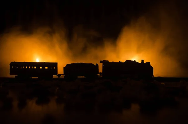 夜の古代の蒸気機関車。夜行列車は鉄道で移動します。オレンジ色の火の背景。ホラー神秘的なシーン — ストック写真
