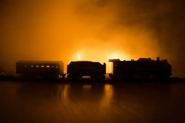 Alte Dampflokomotive in der Nacht. Nachtzug fährt auf der Eisenbahn. orangefarbener Hintergrund. Horror-Szene — Stockfoto