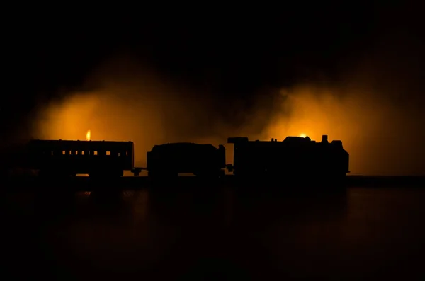 Antiga locomotiva a vapor à noite. Comboio nocturno a mover-se. fundo de fogo laranja. Cena mística de horror — Fotografia de Stock