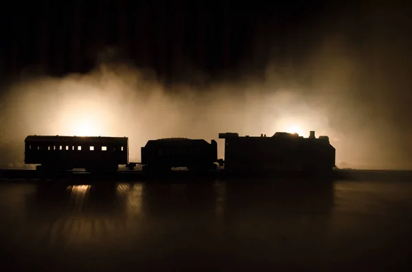 밤에의 고 대 증기 기관차 밤 열차 철도에 이동입니다. 오렌지 화재 배경입니다. 공포 신비로운 장면 — 스톡 사진
